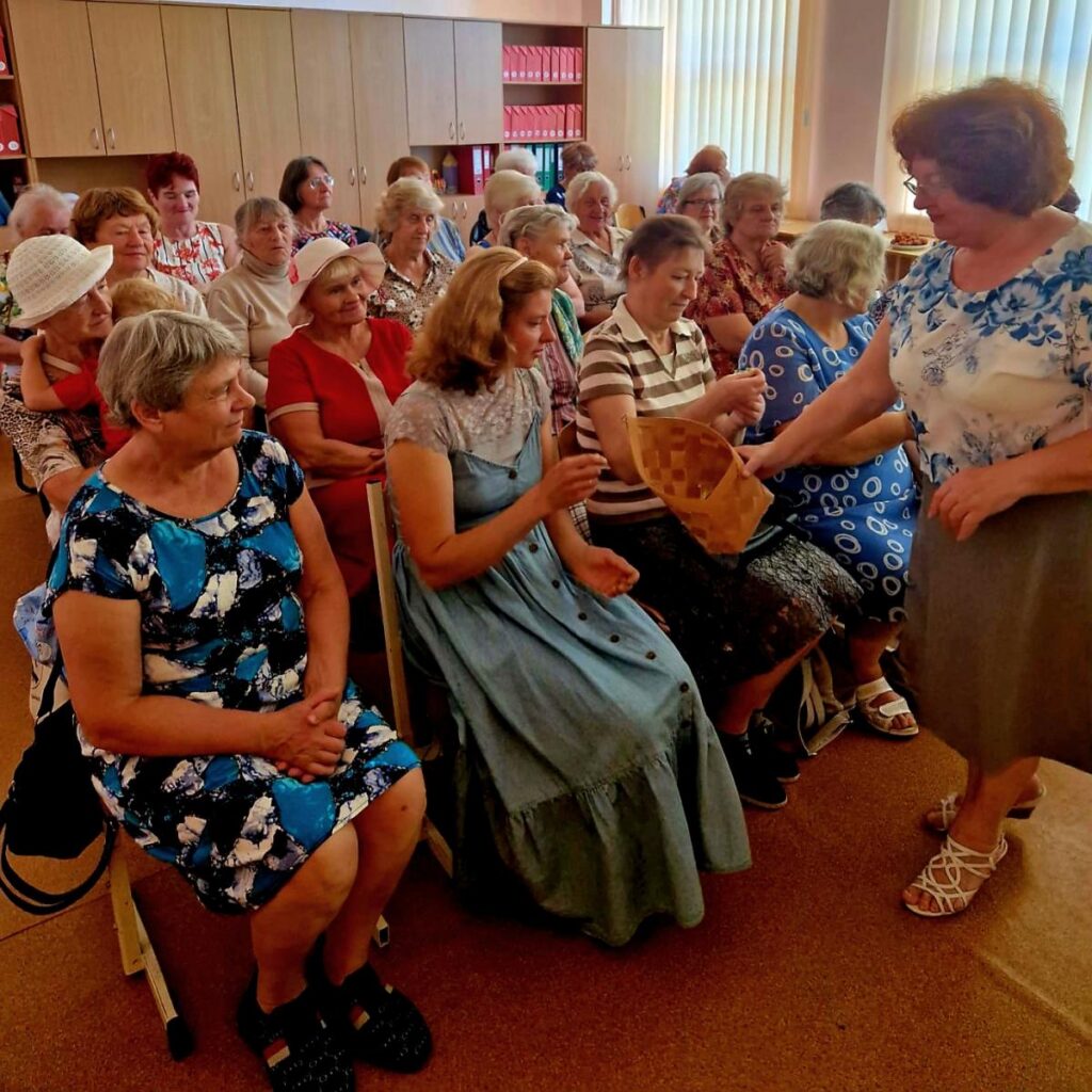 Senioru pasākums Preiļos “Salds kā medus, stiprs kā ķiploks!”