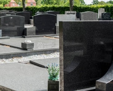 Vai Preiļu centrā jātirgo pieminekļi?