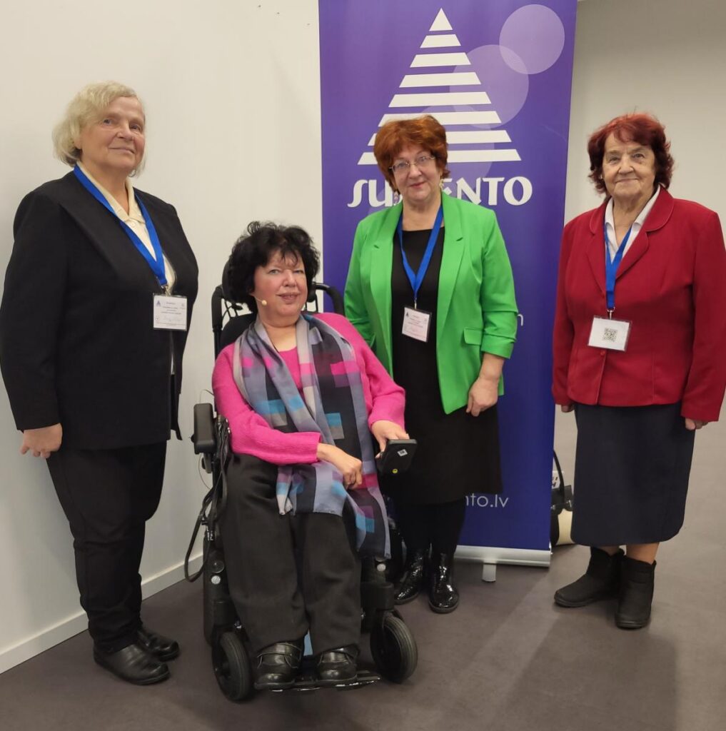 Seniori piedalās svarīgā konferencē