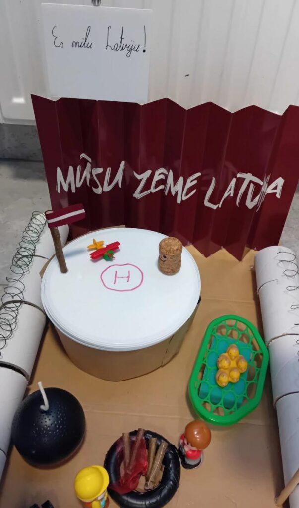 Preiļu skolēni veidoja janvāra barikāžu miniatūrinstalācijas
