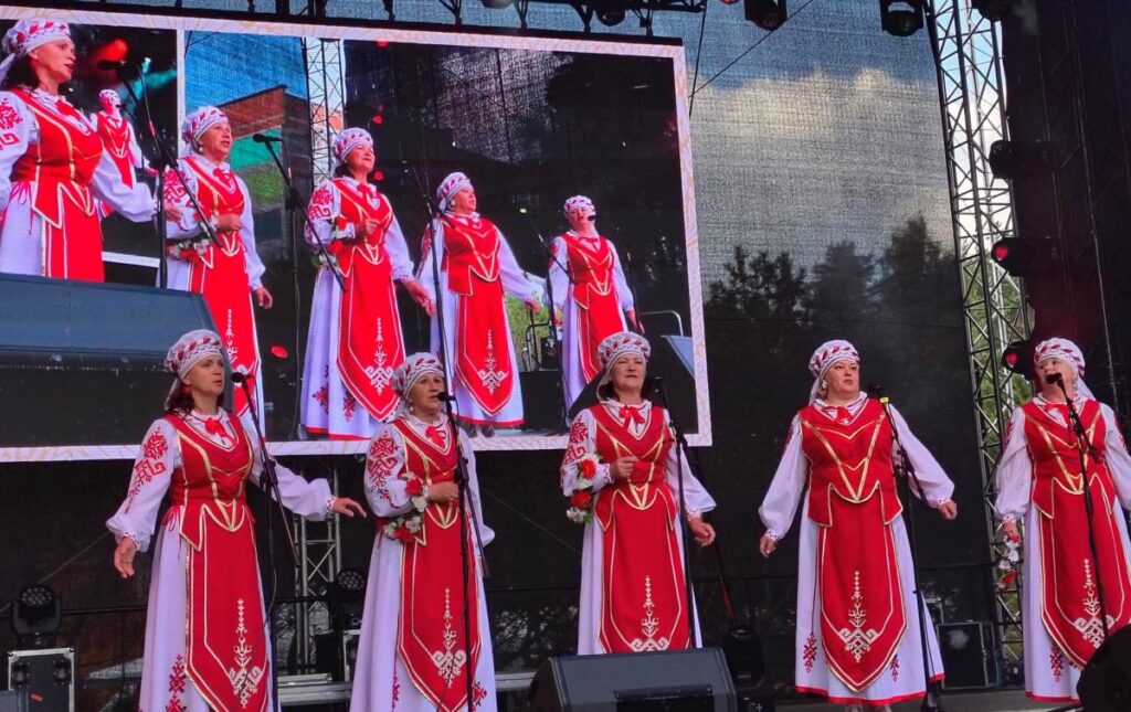 “Rjabinuška” ar dziesmām sveic Visaginas pilsētu