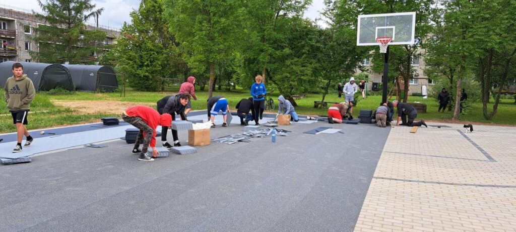 Rudzātos talkoja jaunajā basketbola laukumā