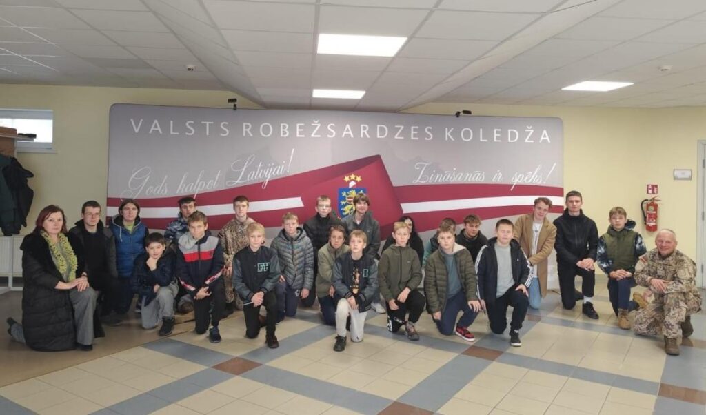 Skolēni iepazina robežsarga izglītību