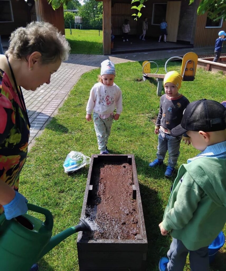 Līvānu “Rūķīšu” vecāki izveidoja augstās puķu dobes
