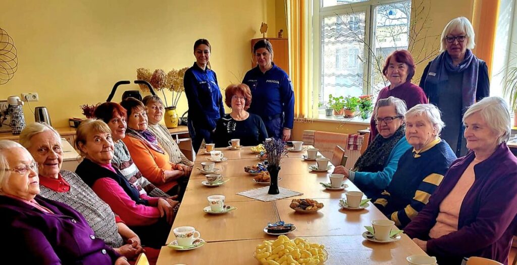 Preiļu pensionāri tikās ar policijas darbiniekiem