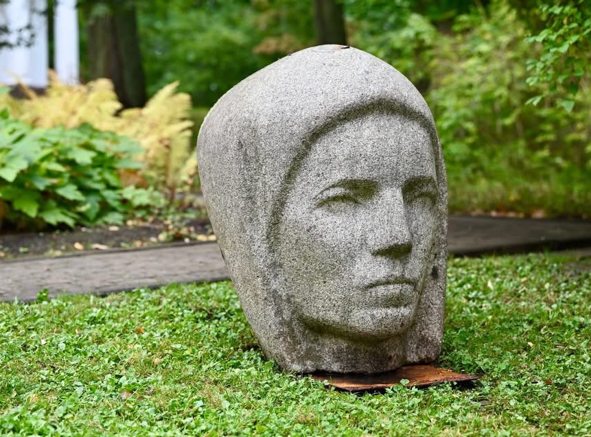 Preiļiem dāvina skulptūru “Sieviete”
