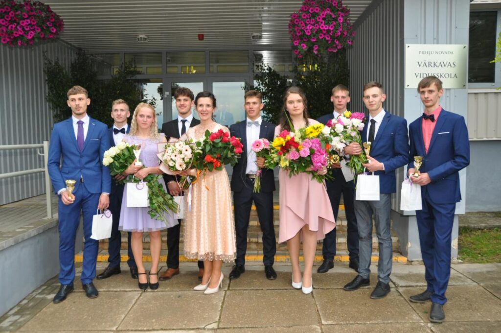 Vārkavas vidusskolas saime svinēja vēsturisku izlaidumu