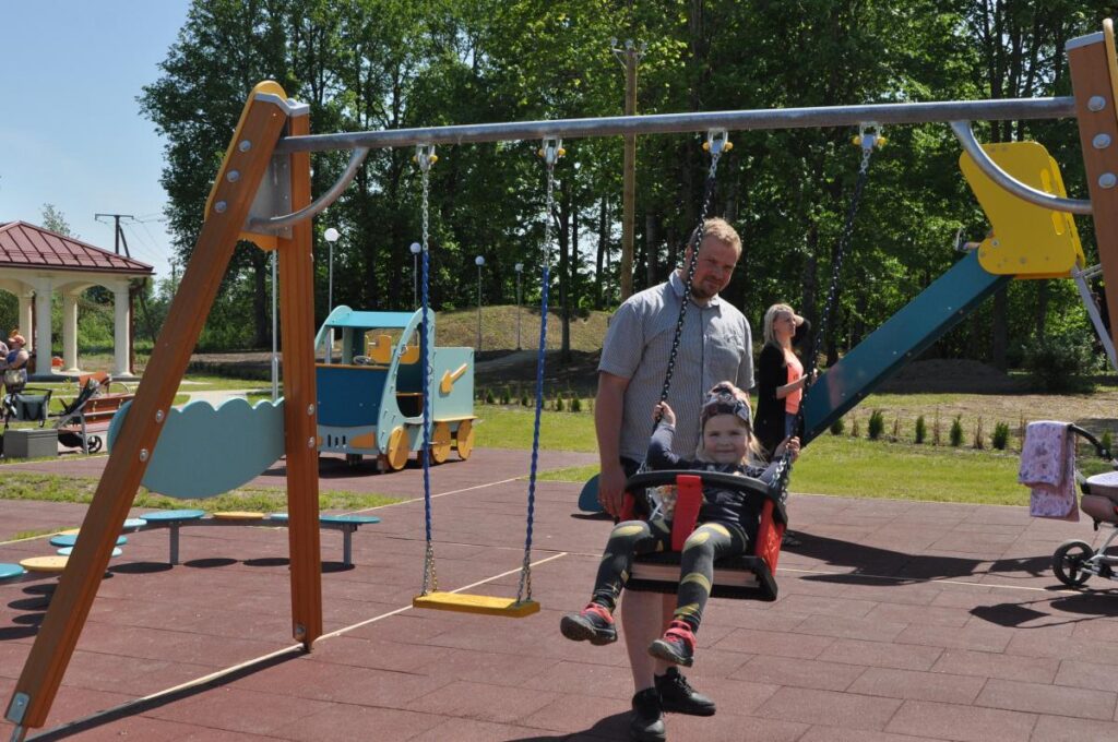 Vecvārkavā atklāja Vecvītolu parku