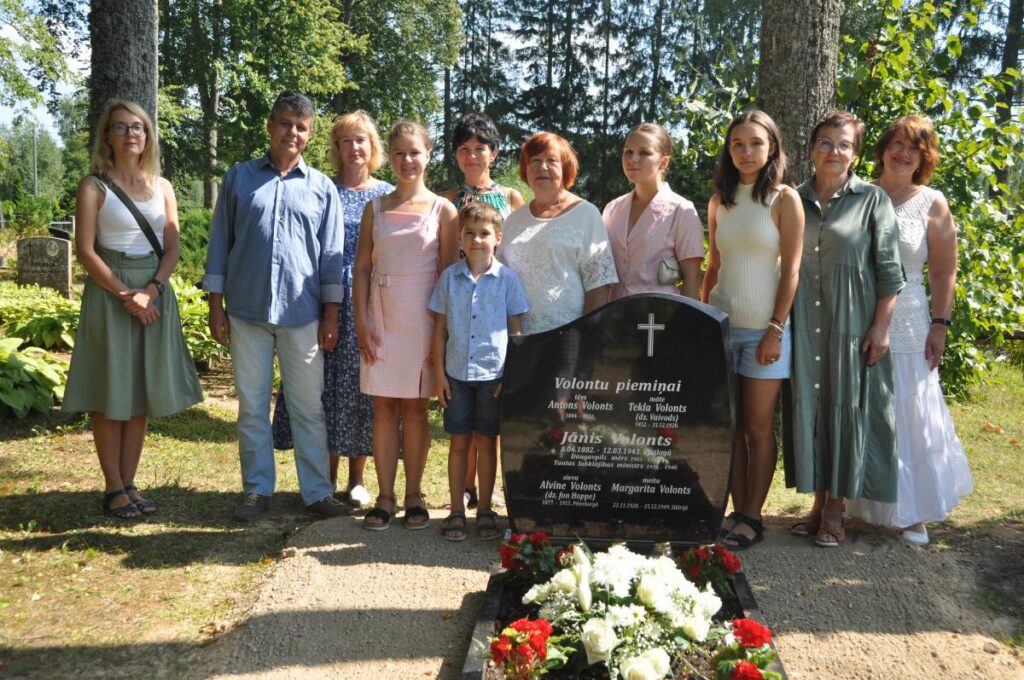 Volontu saime izveidoja dzimtas piemiņas vietu