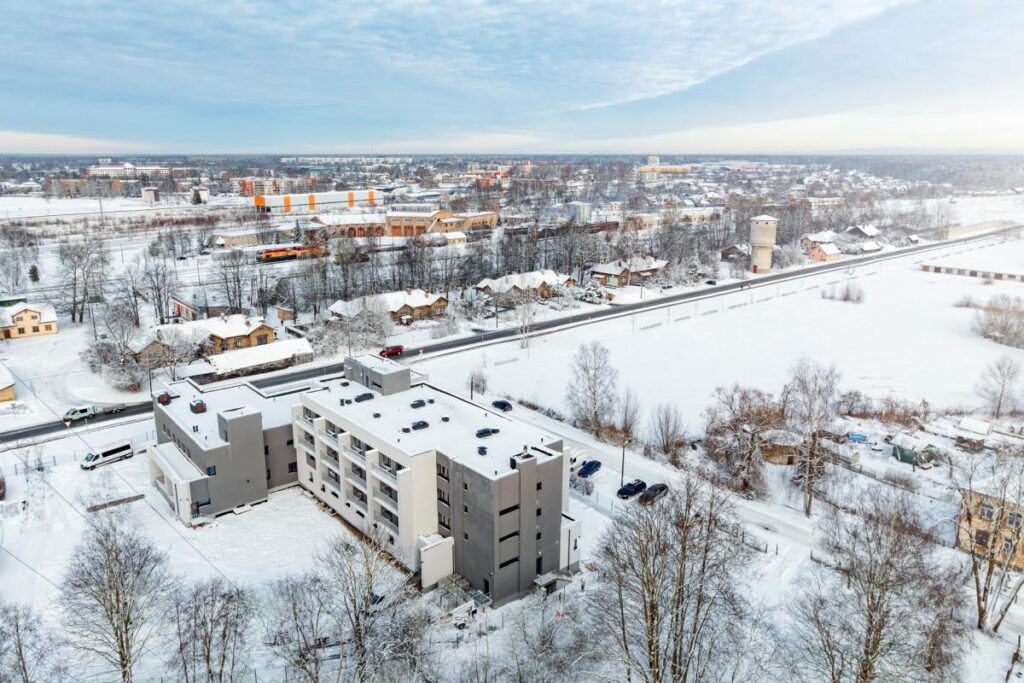 Uzņem viesus un aicina uz atvērto durvju dienu
