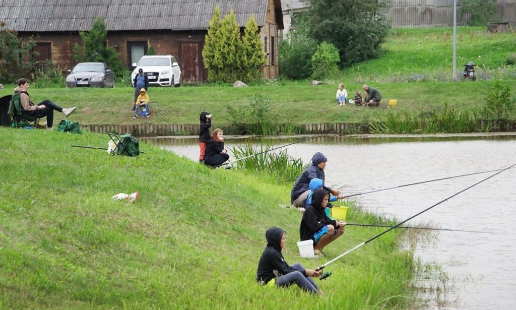 Bebrenē bērni un jaunieši pirmo reizi sacentās makšķerēšanā