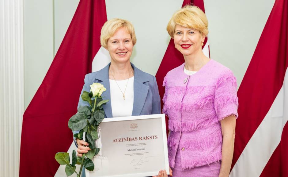 Daugavpils Izglītības pārvaldes vadītājai pasniegts Ministru kabineta Atzinības raksts