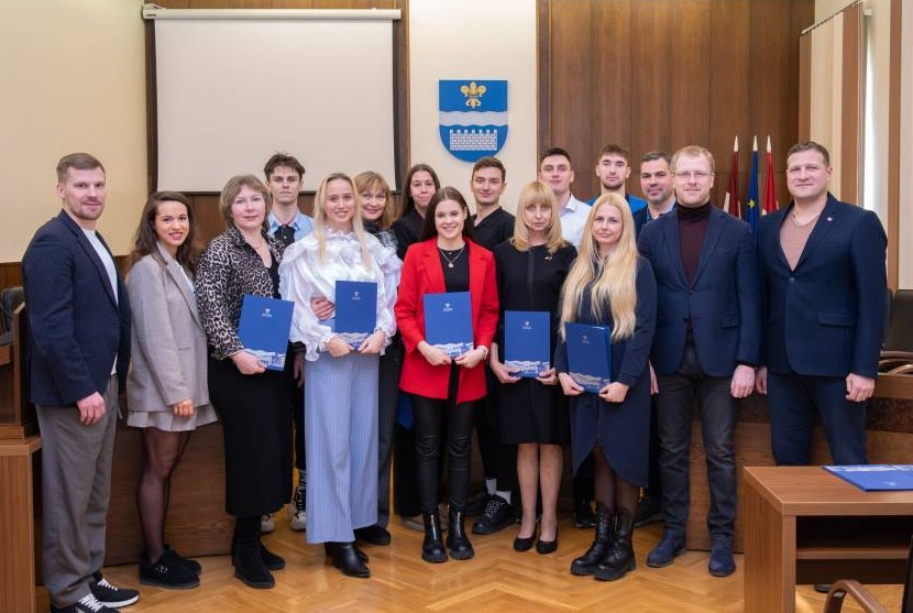 Daugavpils Sporta skolas volejbola treneri saņem pašvaldības Pateicības