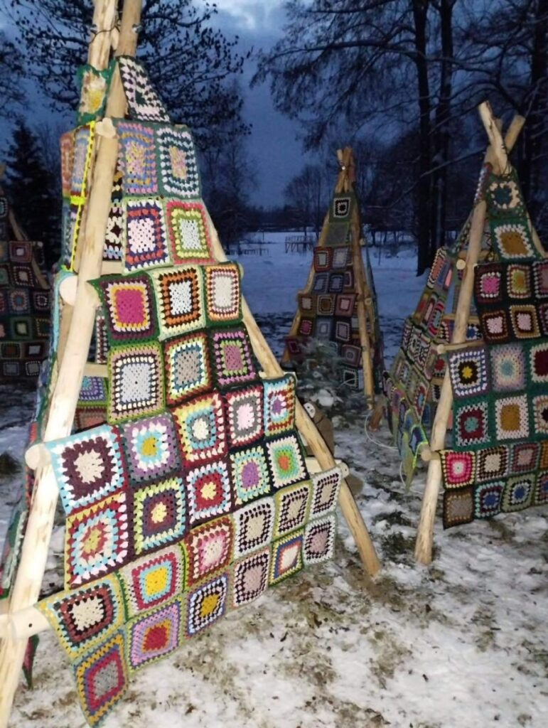 Indru rotā austas, tamborētas un diegu eglītes