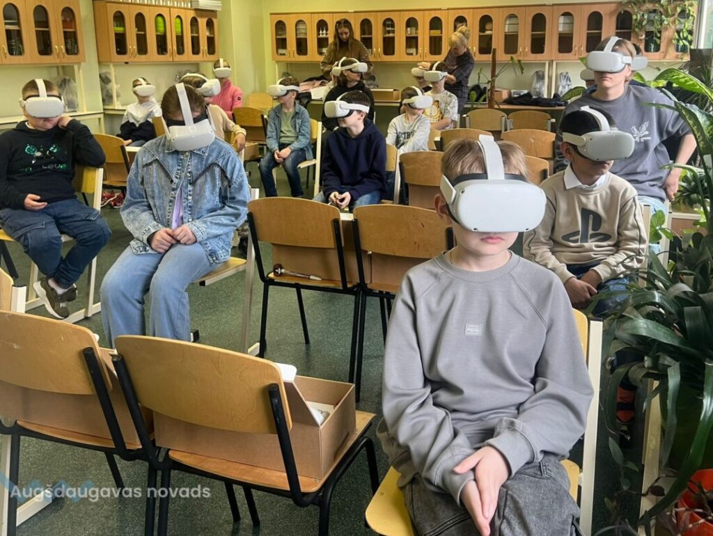 Špoģu skolēni piedzīvo teātri virtuālajā realitātē