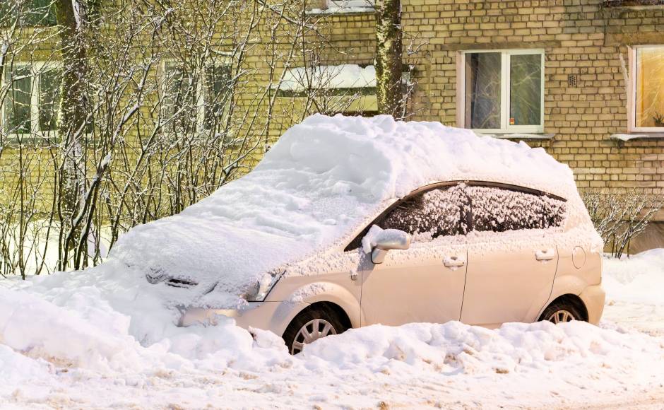 Daugavpilī turpina evakuēt pamestos transportlīdzekļus