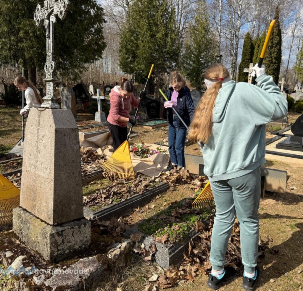 Augšdaugavas novada gaidas sakopa Skrindu dzimtas atdusas vietu