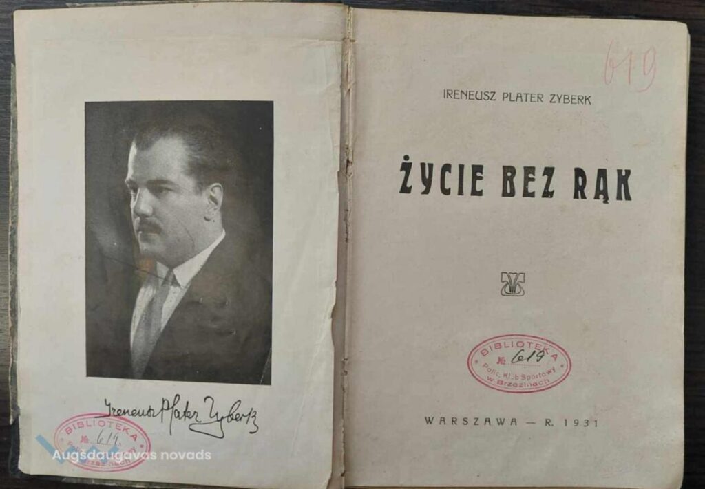Skrindu dzimtas muzejs saņēmis dāvanā vērtīgu grāmatu