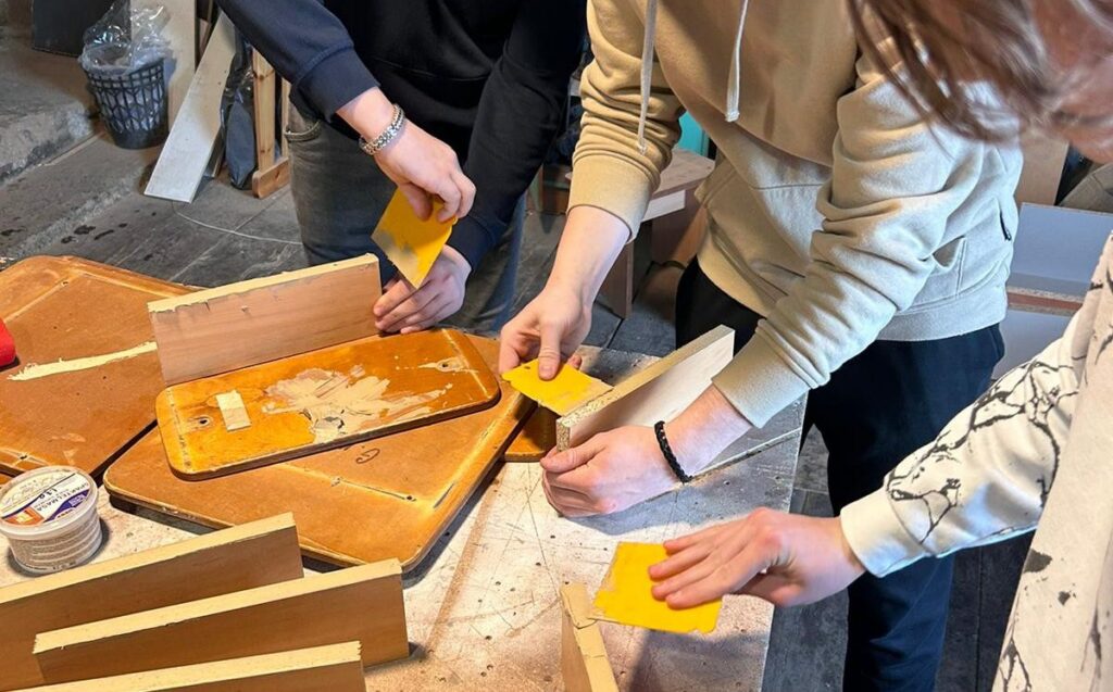 Jaunieši Ilūkstē atjaunoja vecās skolas mēbeles