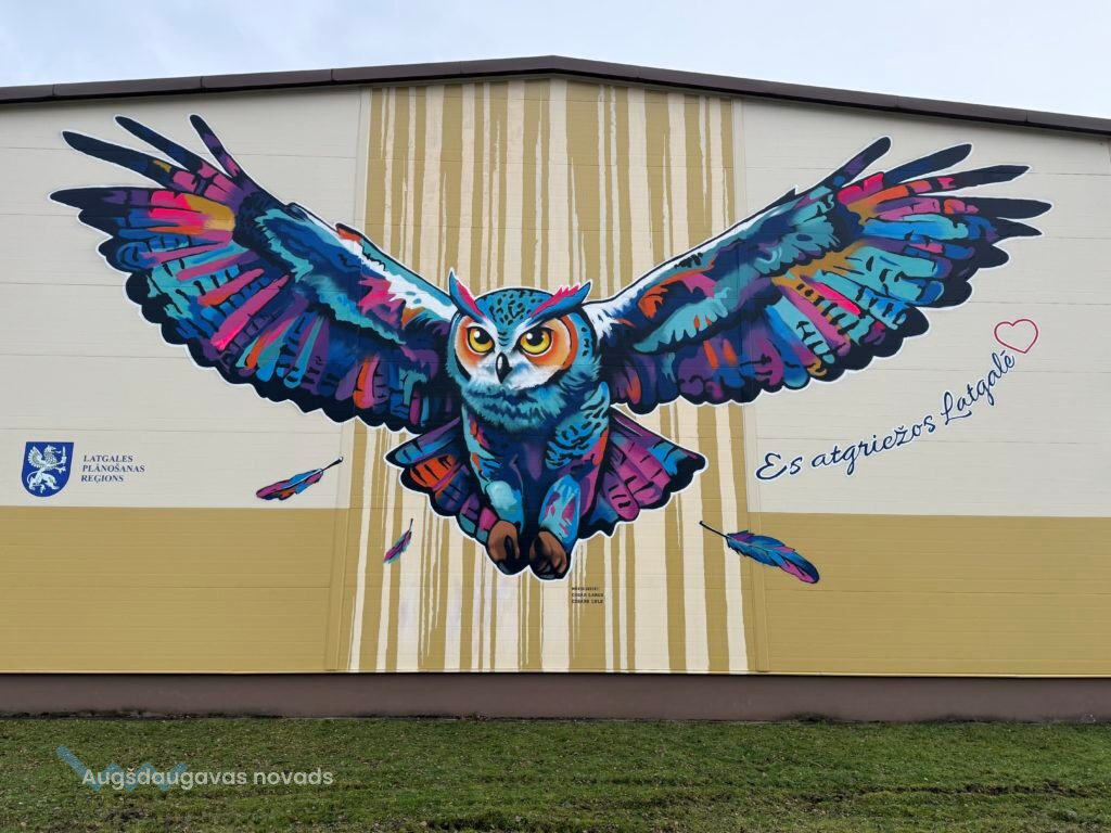 Lielformāta murālis uz Lāču pamatskolas ēkas