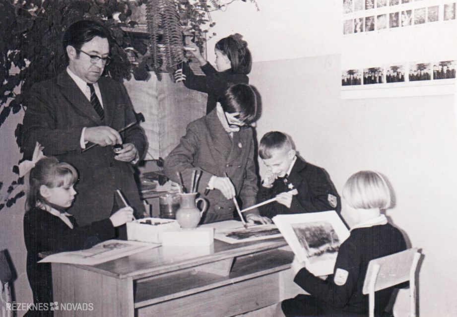 9.Modests-Lipenits-ar-skoleniem-zimesanas-nodarbiba-921x654.jpg