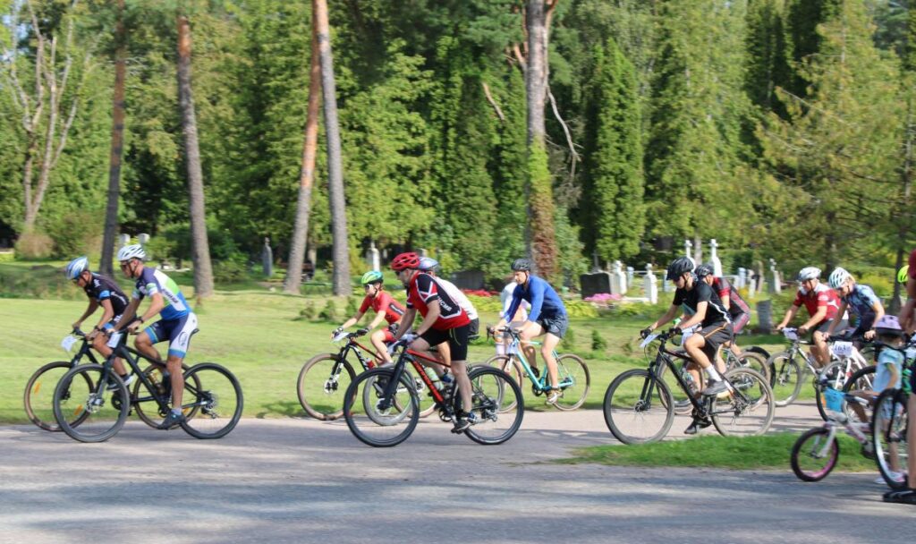 Sacentās ar veļiku pa Aglyunu