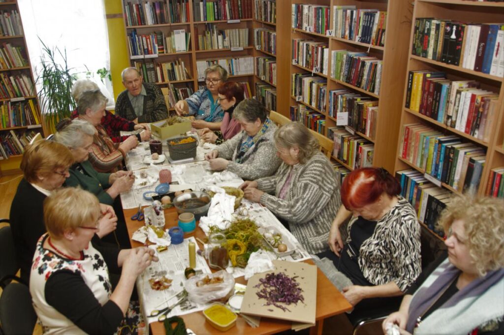 Ārdavas bibliotēkā krāsoja Lieldienu olas