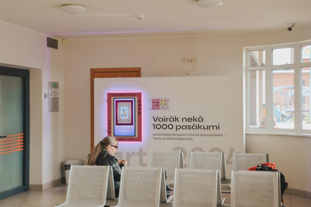 Valmieras autoostā – Eiropas kultūras galvaspilsēta Tartu 2024 mākslas mini galerija