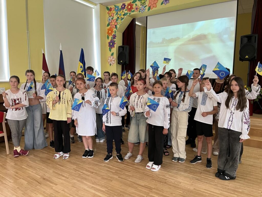 Ukraiņu skolēni atgūst spēkus nometnē Jelgavā