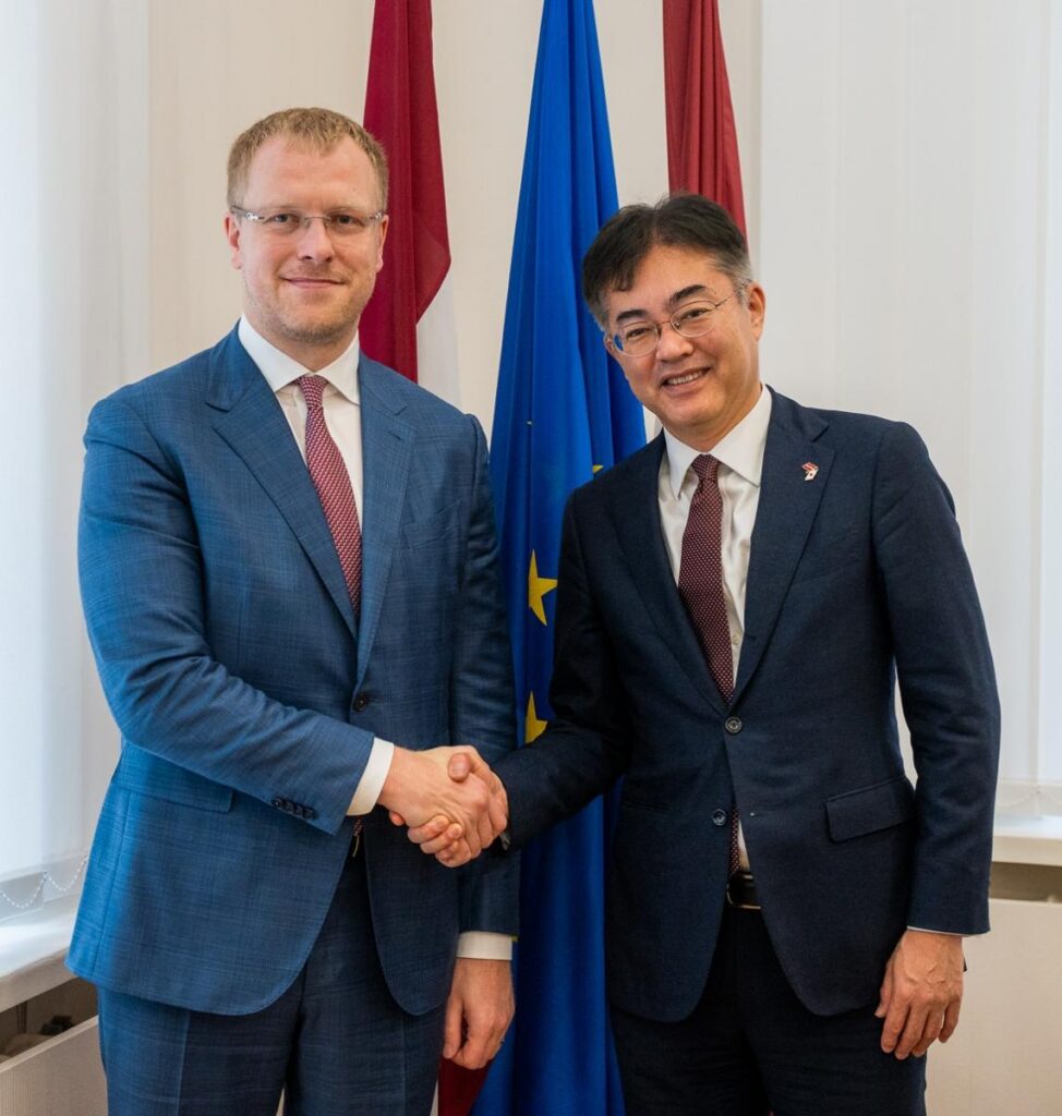Japānas vēstnieks viesojās Daugavpilī, iepazīstot pilsētas investīciju iespējas