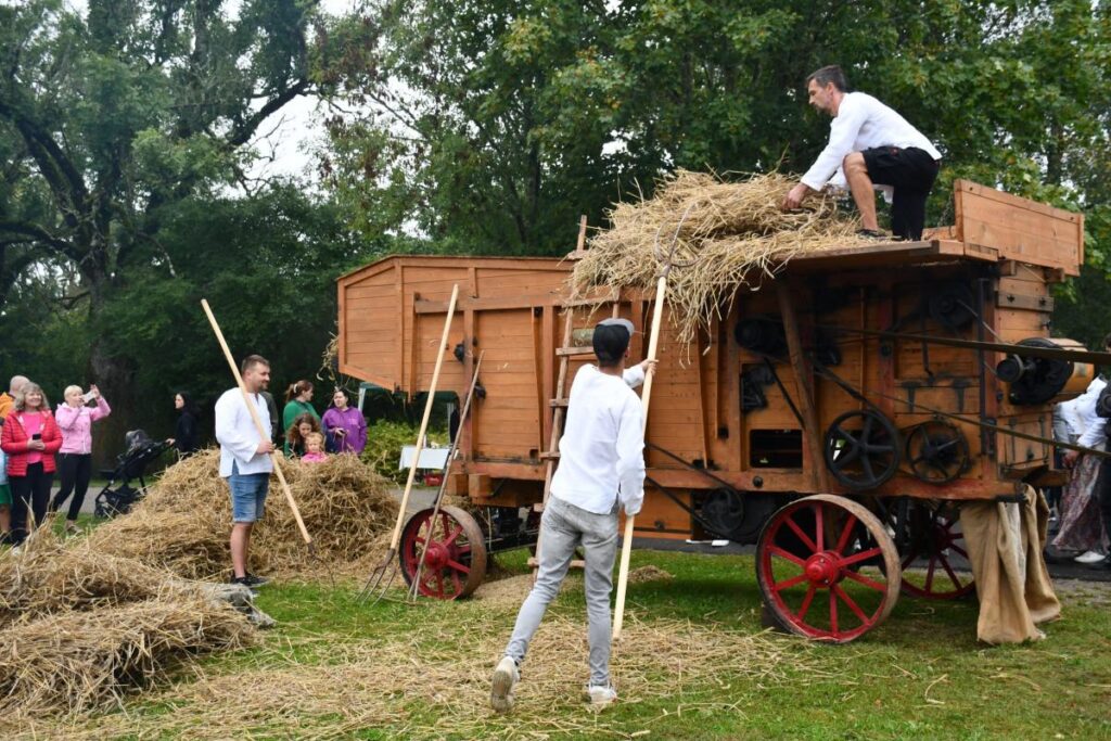 Padurē krāšņi aizvadīta “Jautrā mašīntalka”
