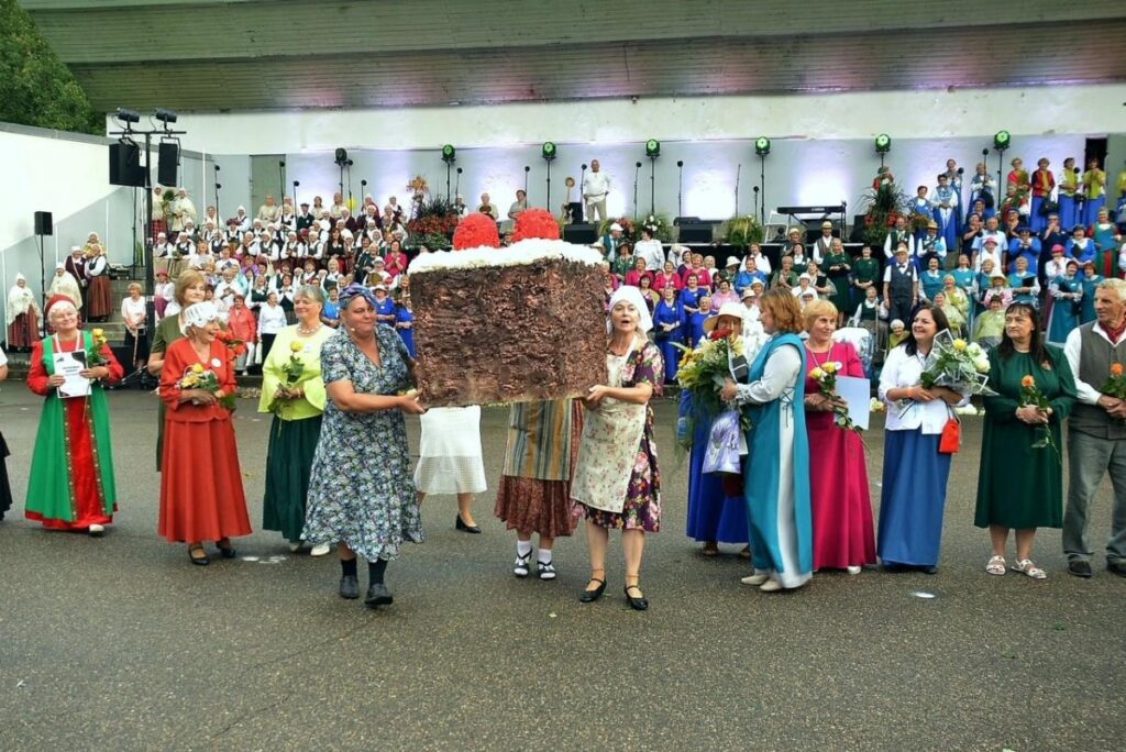 Latgales seniori līksmoja festivālā “Ūgu maize”