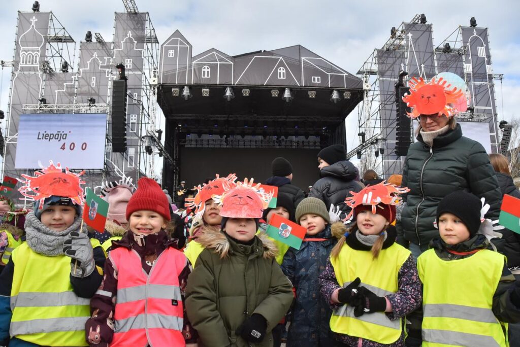 Liepājas četrsimtgade sākās ar tauru skaņām