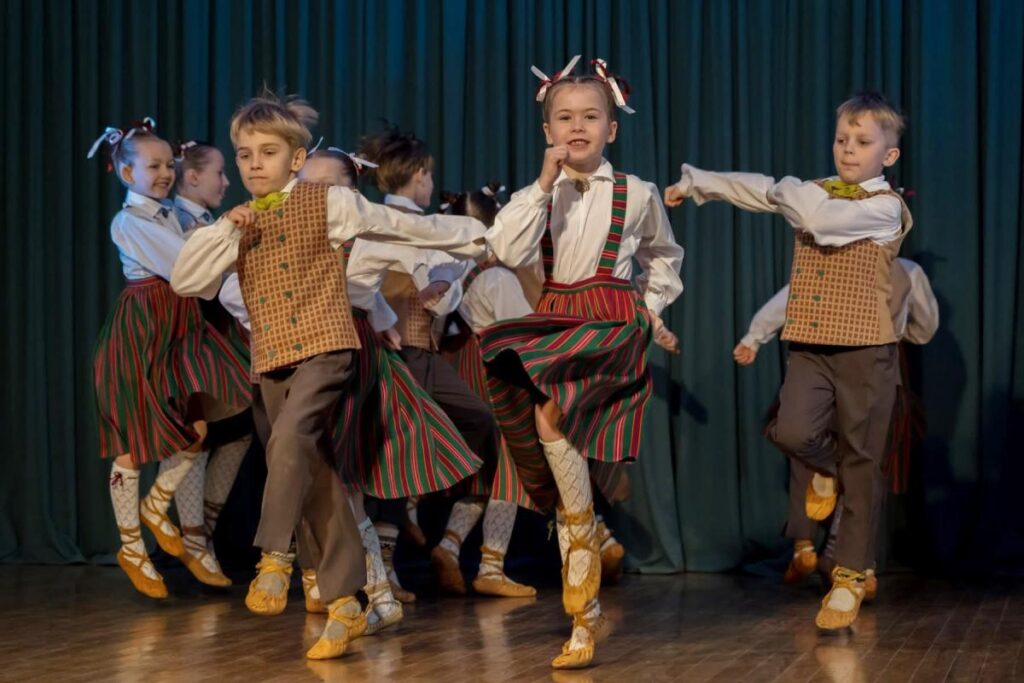 Arī Preiļu novada skolēni pošas uz dziesmu un deju svētkiem