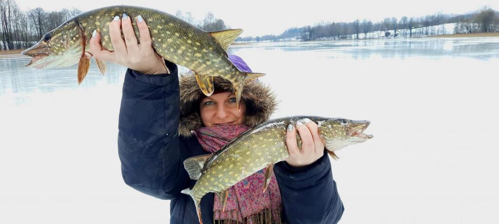 Māra Pudnika ķer līdakas