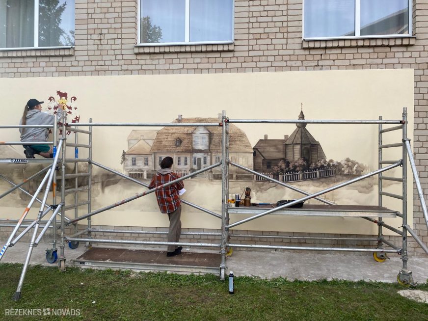 Pušas tautas nama ēkas siena apgleznota ar senās muižas attēlu