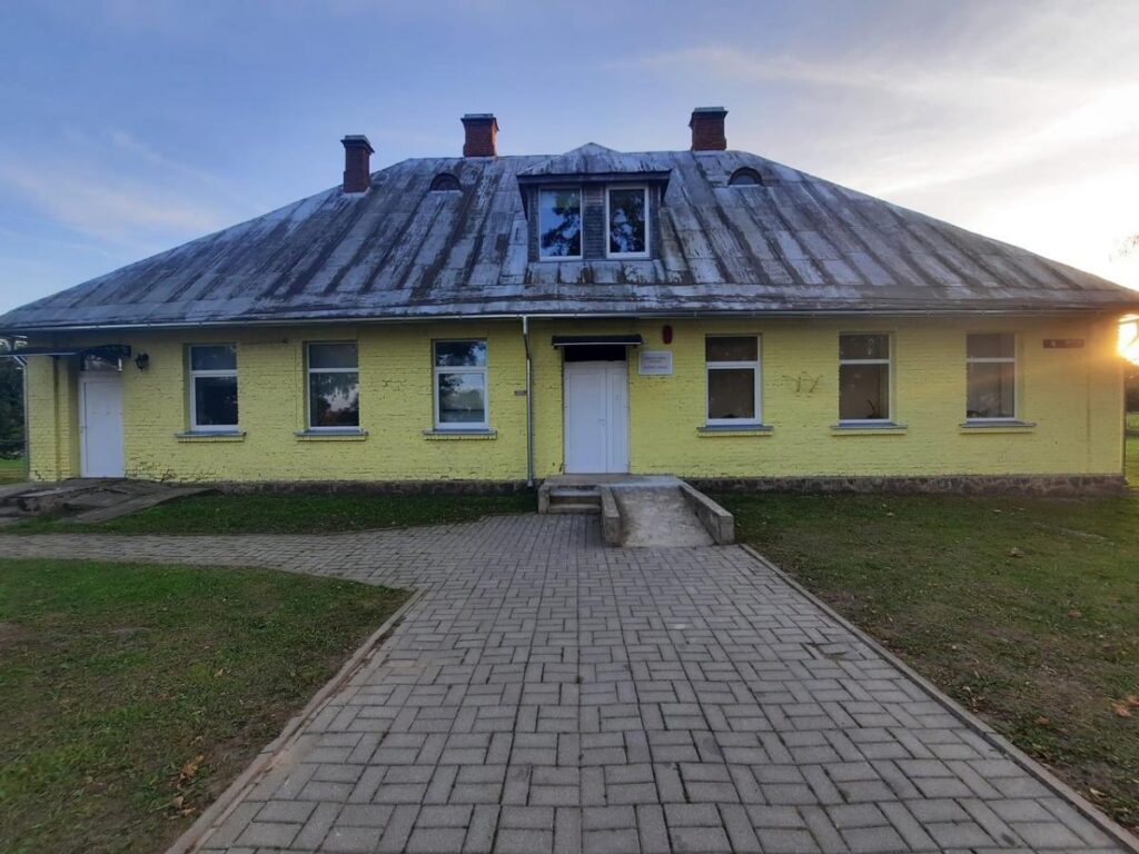 Uzlaboja Rudzātu ambulances ēku