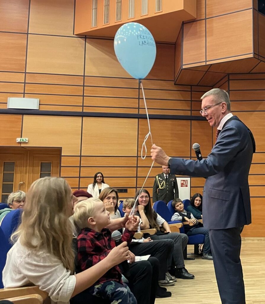 Līvānieši Valsts prezidentam dāvināja balonus un stāstīja par svarīgo