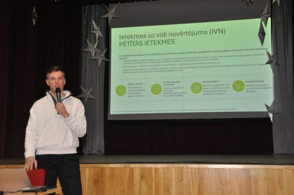 Iedzīvotāji sarīkoja jautājumu krustugunis Riebiņu vēja parka projekta autoriem