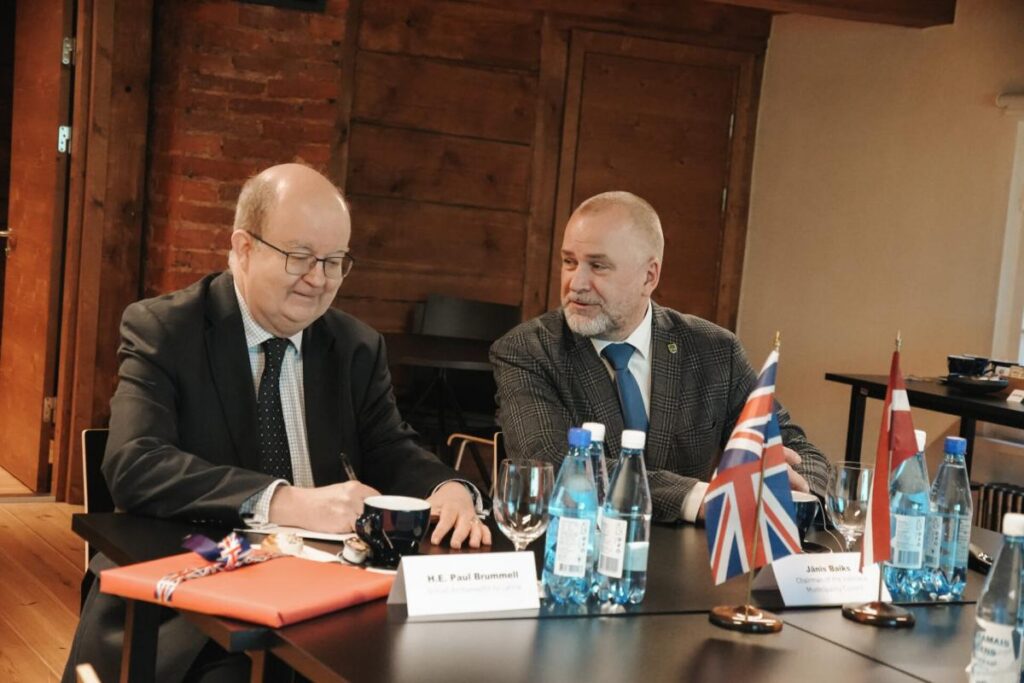 Valmieras novadā viesojās Lielbritānijas vēstnieks Latvijā