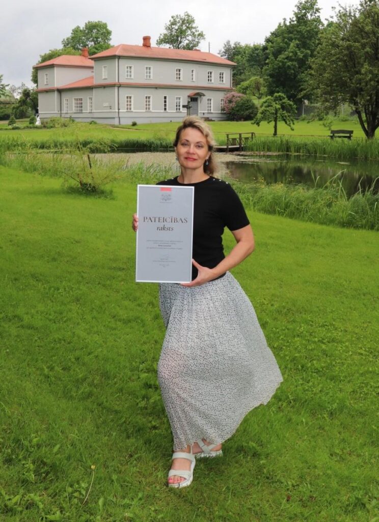 Ludzāniete Aina Loseviča saņem Kultūras ministrijas Pateicības rakstu