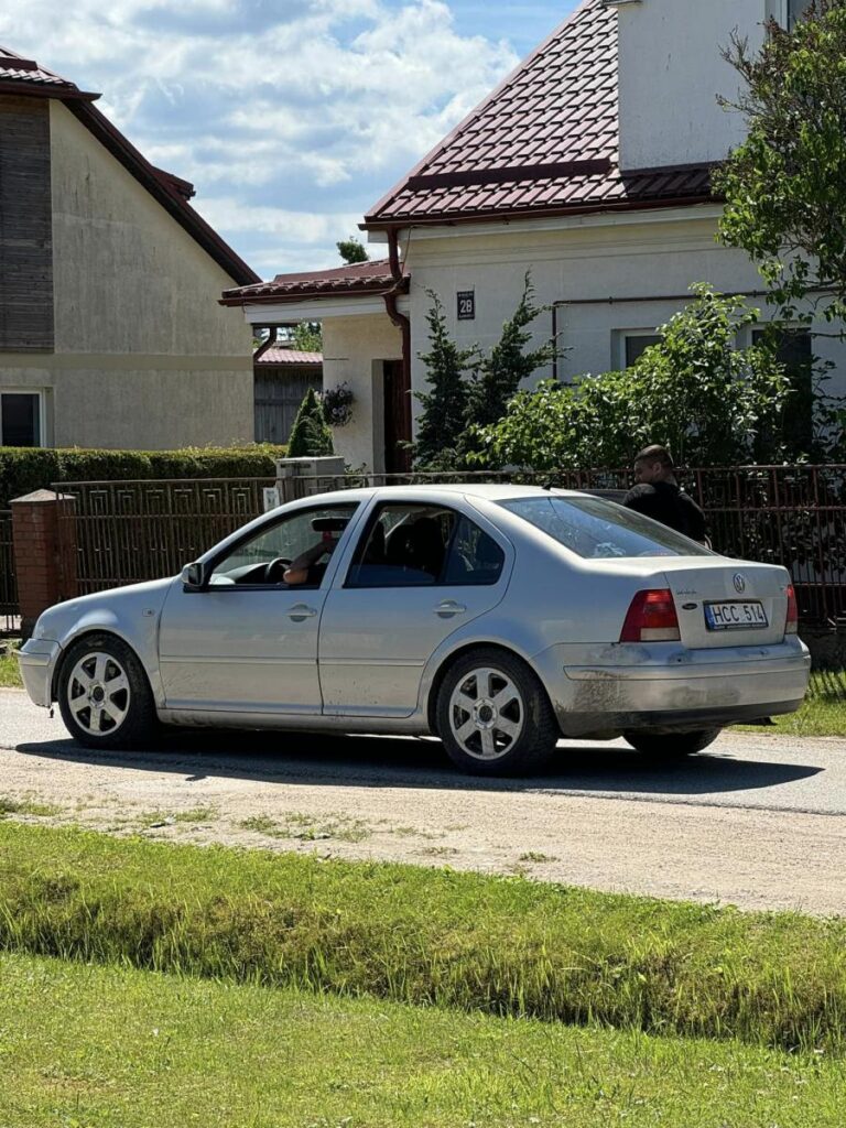 Iedzīvotājus satrauc aizdomīgs un lēns auto
