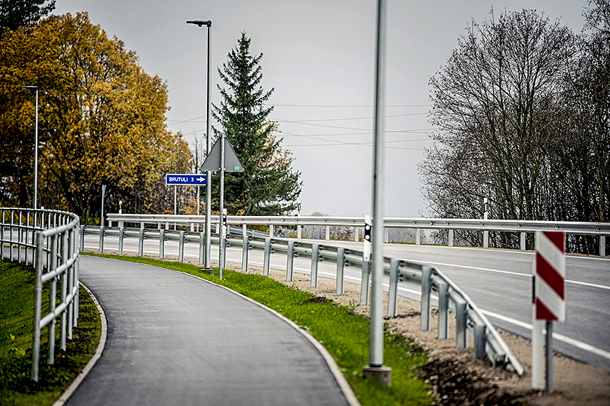 Pārbūvēts reģionālā ceļa Smiltene–Valka posms