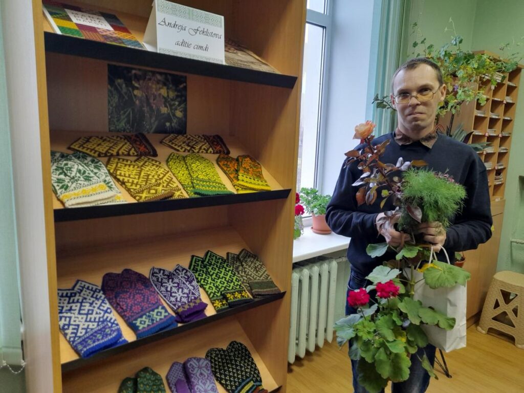 Kārsavas bibliotēkā – Andreja Feklistova adīto cimdu izstāde
