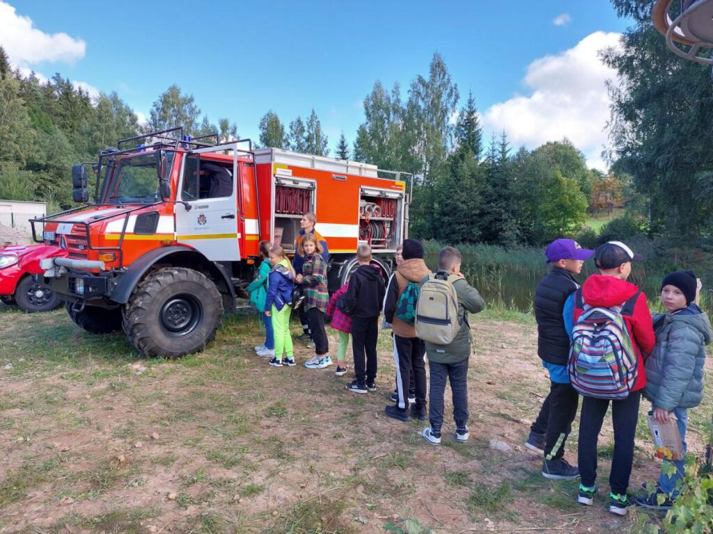 Sarkaņkalnā skolēniem stāsta par ugunsdrošību mežā