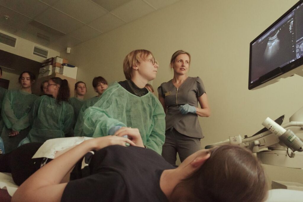 Ļaus vidusskolēniem iepazīt ārstu darbu