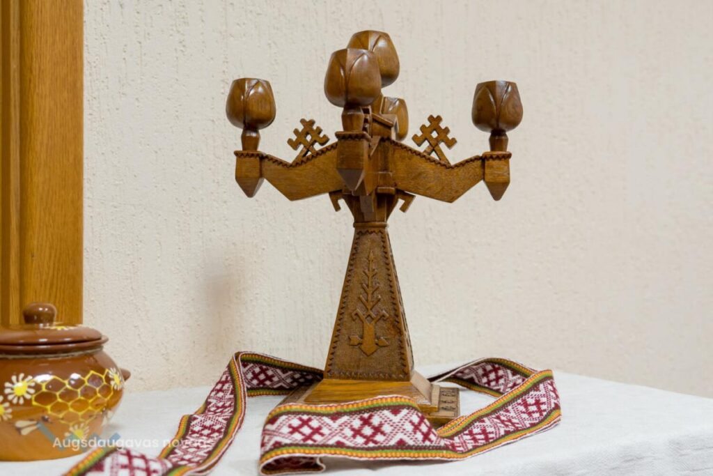 Restaurēti unikāli koka svečturi