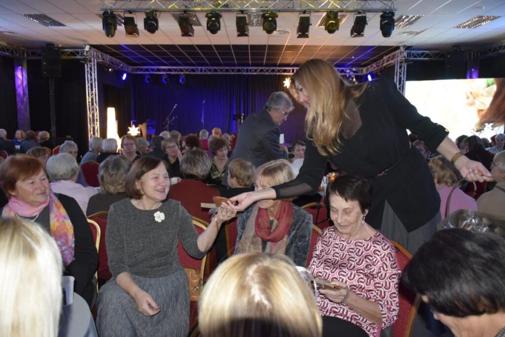 250 senioru tiekas sirsnībā