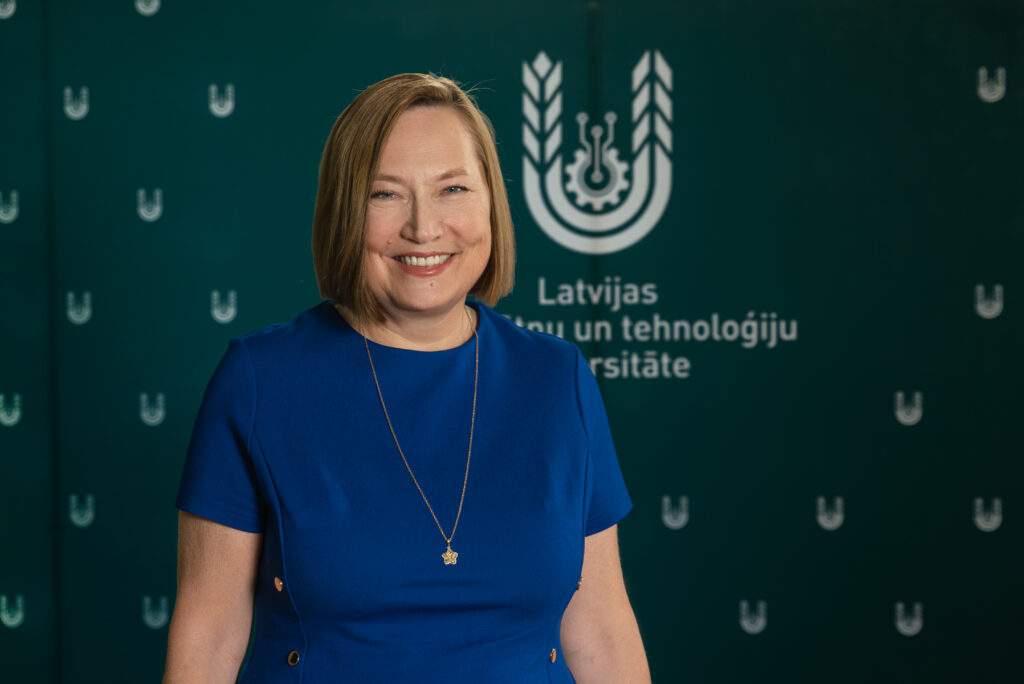 Irinu Arhipovu inaugurē rektores amatā