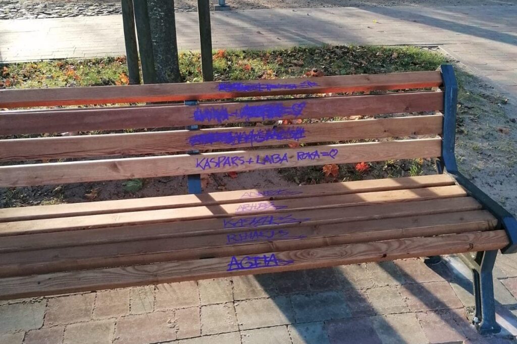 Sabojāti jaunie soliņi un rotaļu laukuma aprīkojums Ozolskvērā